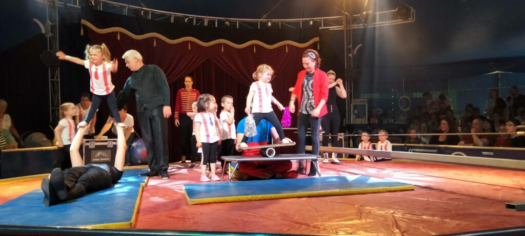 À Landivisiau, 167 enfants de l’école Notre-Dame-des-Victoires ont découvert les arts du cirque